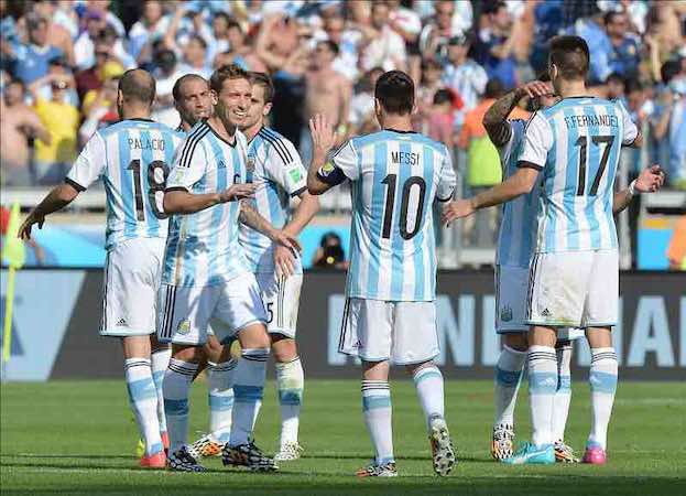 Un gol de Messi sobre la hora le da un agónico triunfo a Argentina. EFE