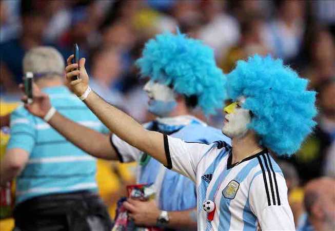 La afición argentina revoluciona Río el día que Messi debuta en el Maracaná. EFE