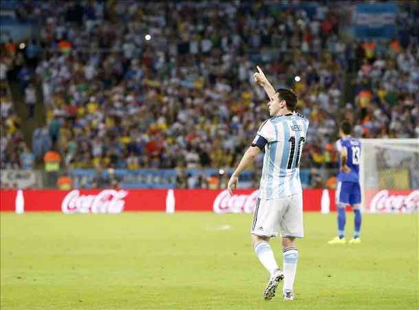 Messi saca su tarjeta de visita el día que 'el Gato' Benzema salió de cacería. EFE