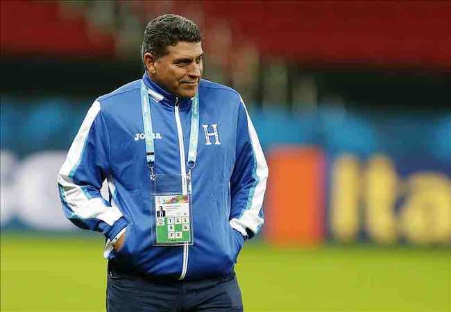 Luis Fernando Suárez, entrenador de Honduras, aseguró hoy en rueda de prensa que su equipo no se caracteriza por la violencia. EFE