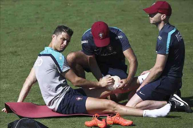 Ronaldo abandona de nuevo el entrenamiento portugués con hielo en la rodilla. EFE