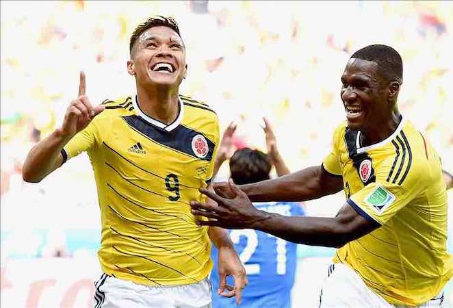 El delantero colombiano Teófilo Gutiérrez (c) celebra después de concretar la segunda anotación de Colombia, que derrotó a Grecia 3-0. EFE