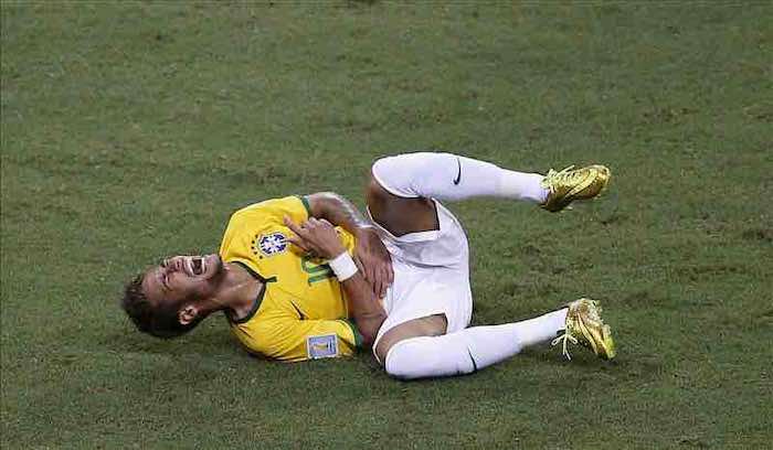 Neymar abandonó el campo en camilla. EFE