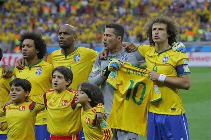 David Luiz y Julio César portan la camiseta de Neymar durante el himno. EFE