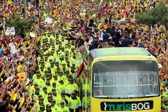 Cientos de miles de personas recibieron este domingo a la selección colombiana de Fútbol, en Bogotá (Colombia), tras su destacada actuación en el Mundial FIFA Brasil 2014. EFE