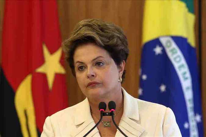 La presidenta brasileña, Dilma Rousseff, dice hacer fuerza por la recuperación de Neymar. EFE