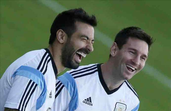 os jugadores de la selección argentina de fútbol Lionel Messi (d) y Ezequiel Ivan Lavezzi (i), durante un entrenamiento en Belo Horizonte, antes de ayer. EFE