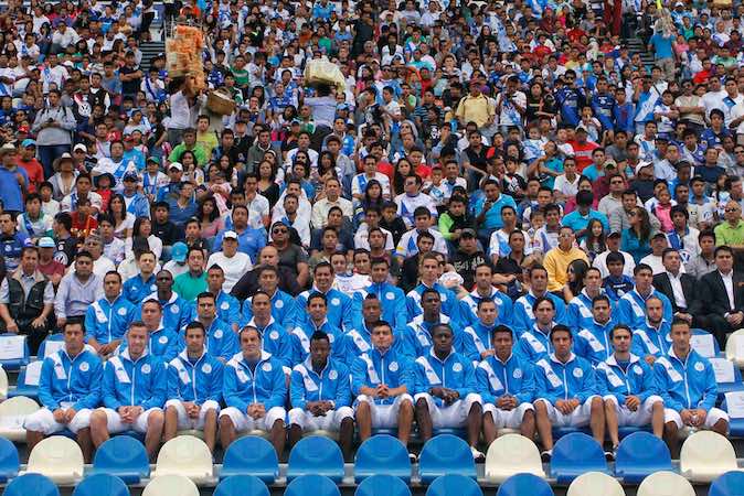 Directiva, cuerpo técnico y jugadores del equipo, Puebla F.C. posaron para la foto oficial del torneo Apertura 2014.