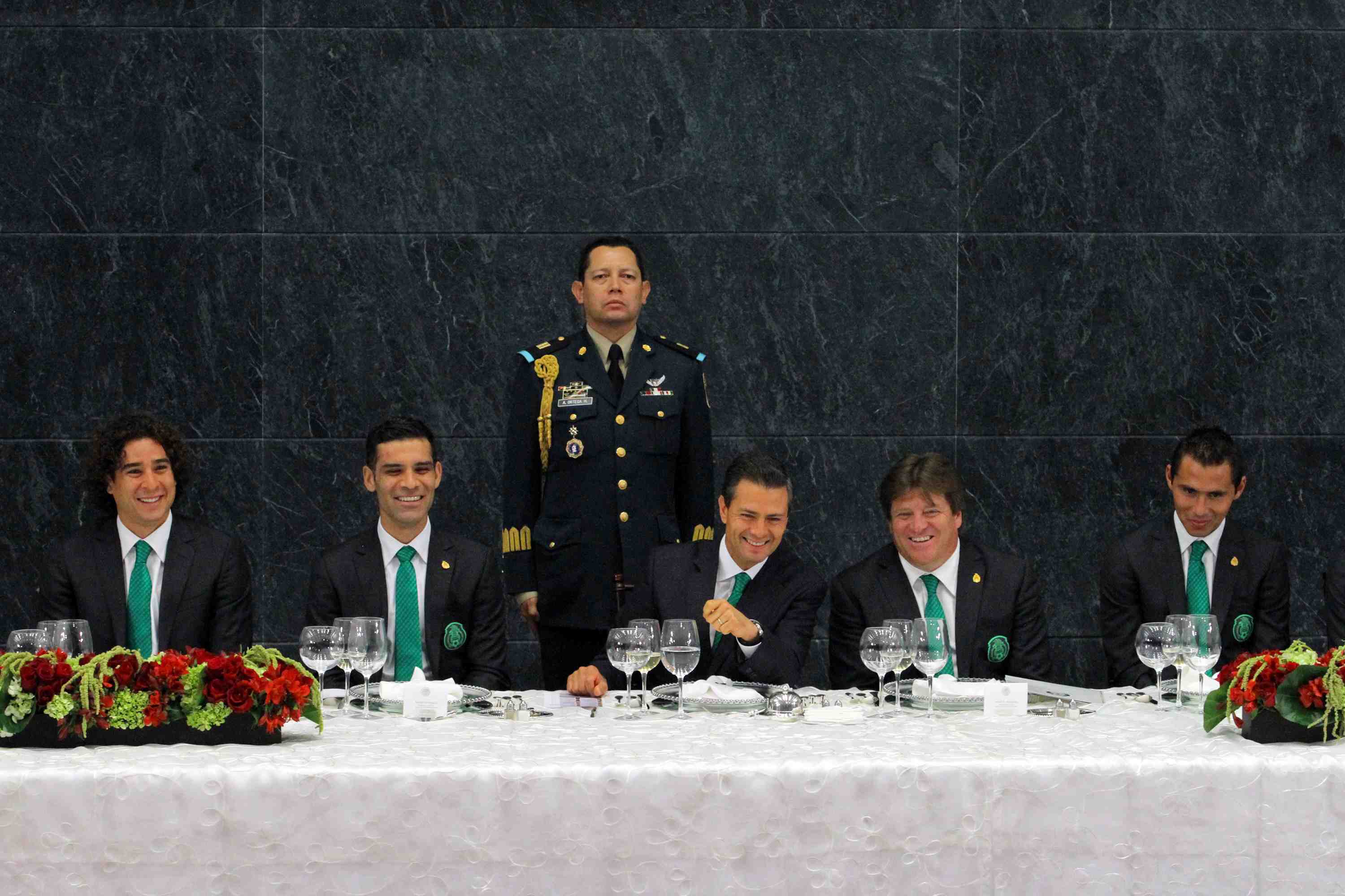 El presidente Enrique Peña Nieto, recibió en la residencia Oficial de Los Pinos a los integrantes de la selección mexicana. Notimex