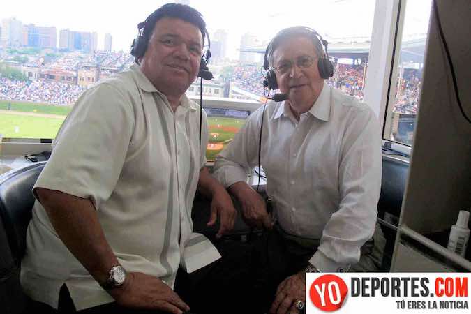 Fernando Valenzuela y Jaime Jarrin, locutores de los Dodgers de Los Ángeles en una visita al Wrigley Field.