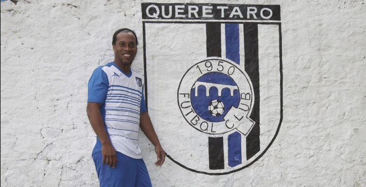 El asotro Ronaldinho y Querétaro visitan a las Chivas este domingo. Foto Gallos Blancos de Querétaro