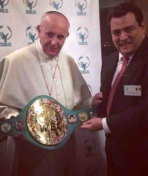 Papa Francisco recibe cinto CMB
