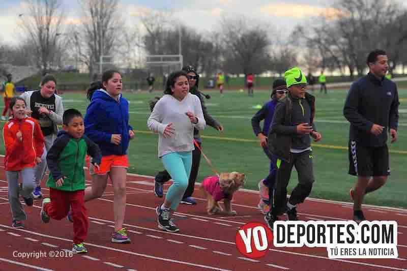 Niños padres y abuelos corren con la Atleta del Año Columba Montes