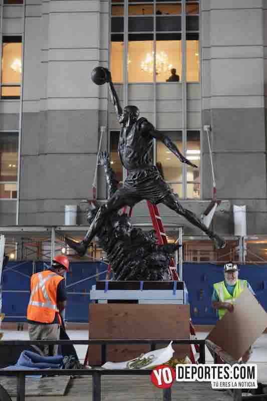 Estatua de Michael Jordan regresa a su casa el United Center
