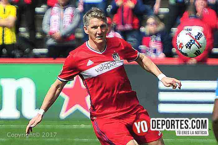 Bastian Schweinsteiger debuta con gol y festeja con la porra Sector Latino