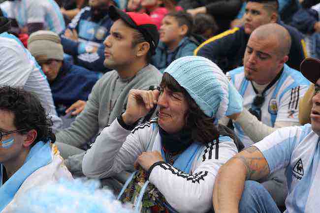 Video: Orgullo aflora entre las lágrimas en Buenos Aires por la eliminación de Argentina