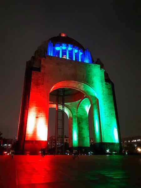 Ciudad de México ilumina sus monumentos emblemáticos para celebrar sede 2026