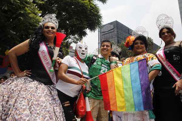 Reinas de belleza gay festejan triunfo del Tri en Ángel de la Independencia