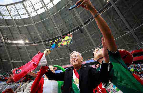 Aficionados al tri y a López Obrador lloran perderse el doble festejo