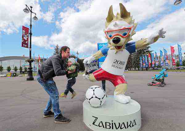 Roban en San Petersburgo una segunda estatua de la mascota del Mundial 2018