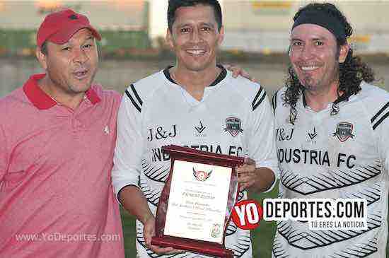 Mundialista Ricardo Osorio recibe homenaje de la Liga Victoria Ejidal en Chicago
