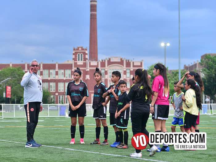 Leonardo Cuellar impartió en Chicago clínica de futbol a niños y adultos