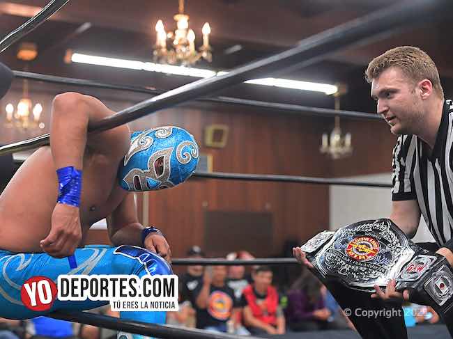 Ciclón Ramírez Jr se corona campeón de Lucha Libre Total en una tormentosa pelea