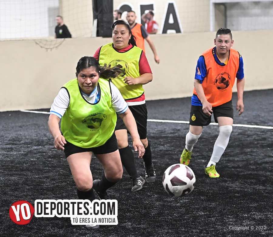 Futbol mixto los viernes de la Liga Interamericana en Chicago Futsal Academy.
