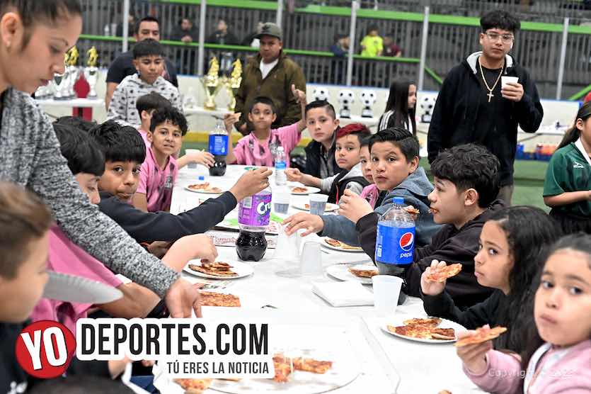 Pizza Party para festejar a 850 niños en el indoor de Waukegan Lake County Sports