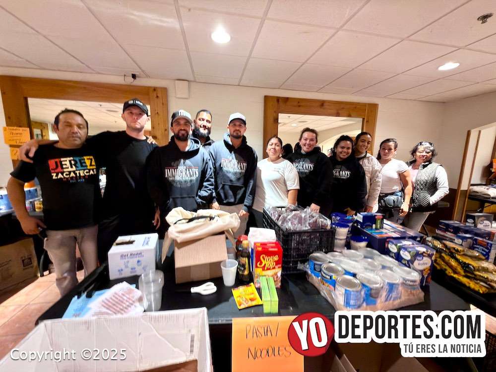 El indoor Waukegan Lake County Sports entrega despensas a familias afectadas por redadas