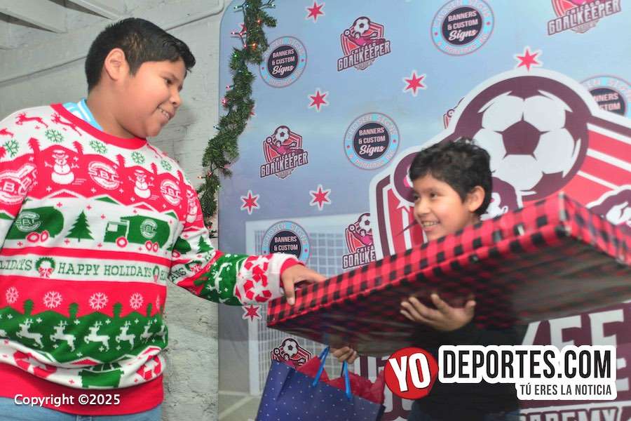 Porteros de Chicago Goalkeeper Academy intercambian regalos en posada navideña