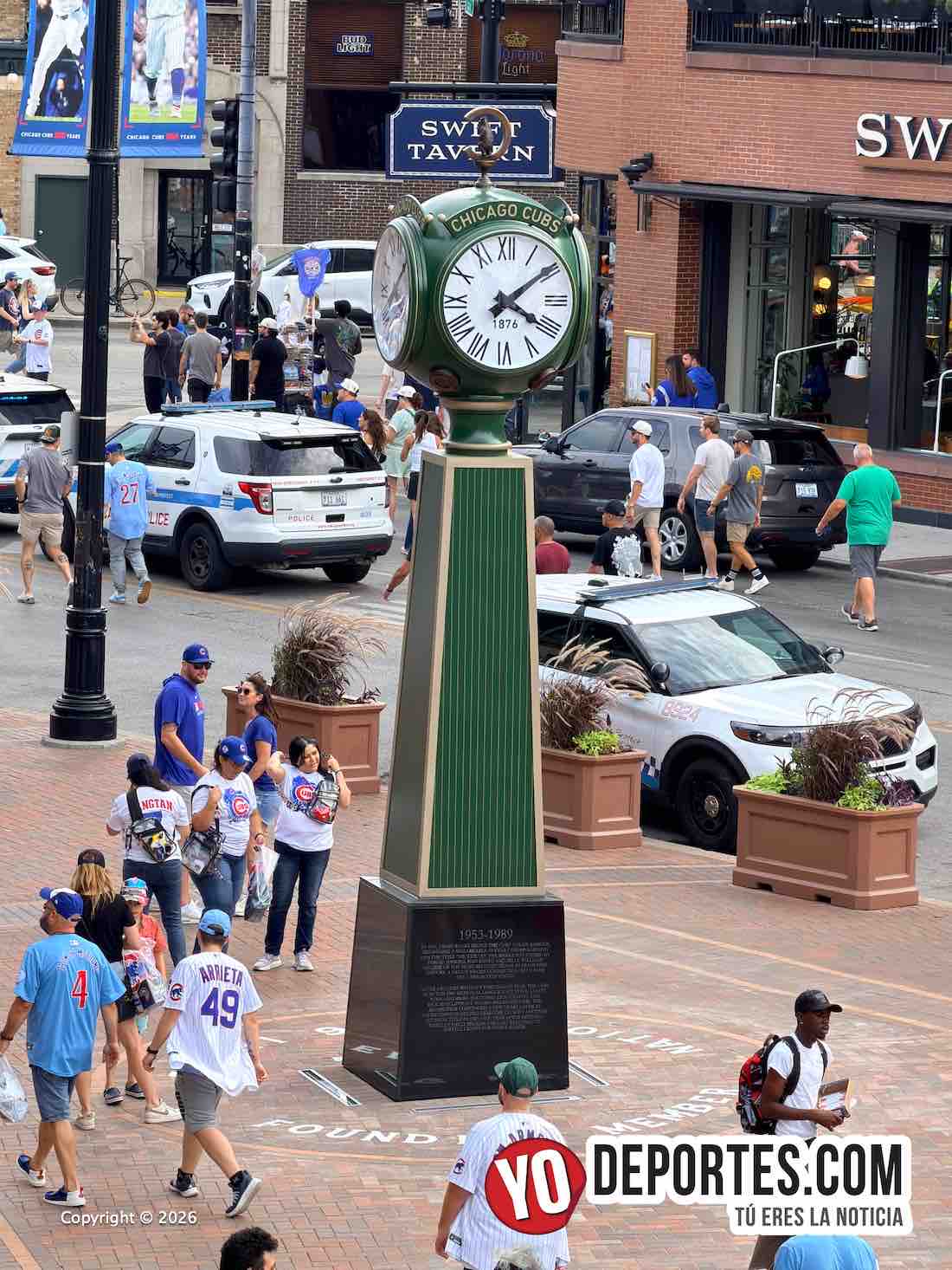 El reloj del 150 aniversario fue inaugurado el sábado 29 de agosto afuera del Wrigley Field.