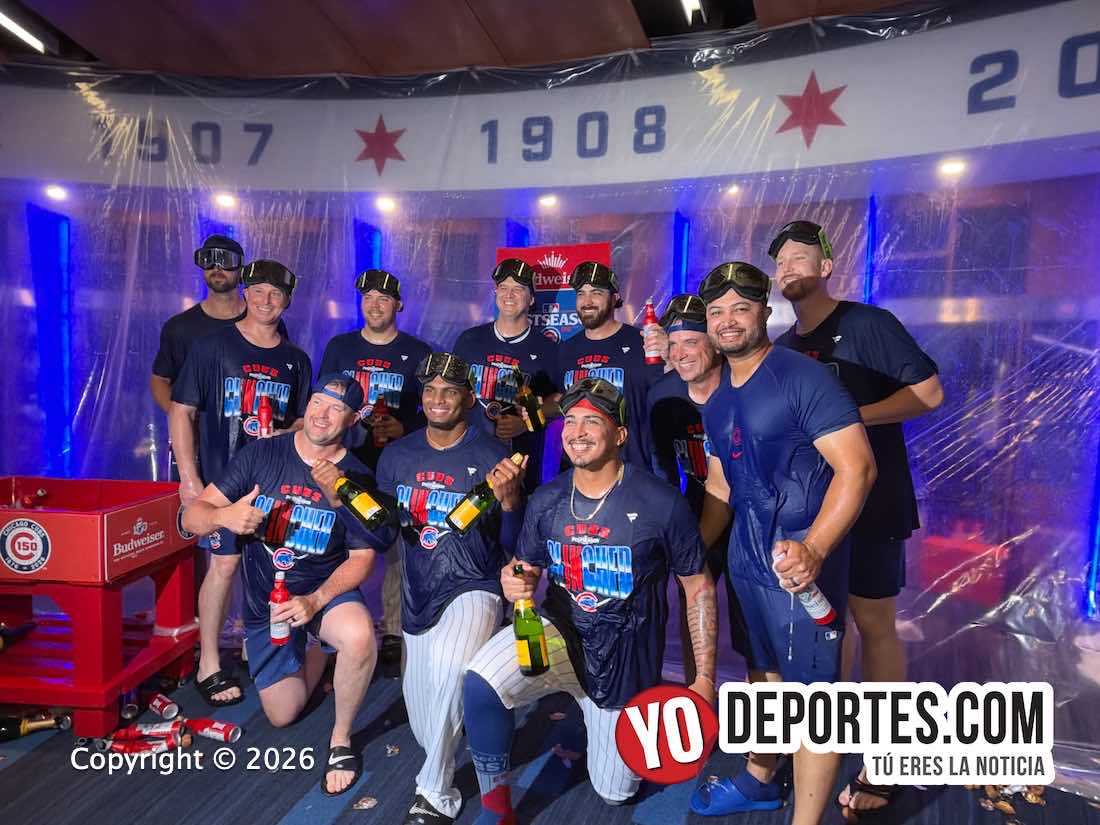 Cachorros se bañan en champagne para celebrar el comodín a la postemporada